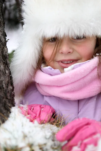 Liten flicka stod i snön — Stockfoto