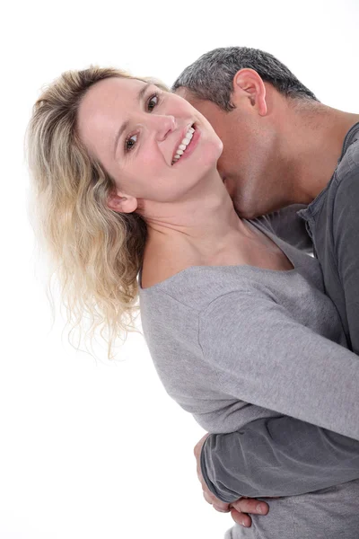 Мужчина целует жену в шею — стоковое фото