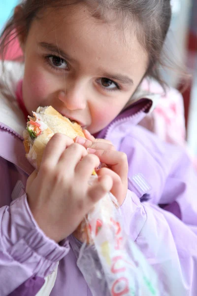 Kleines Mädchen isst Sandwich — Stockfoto