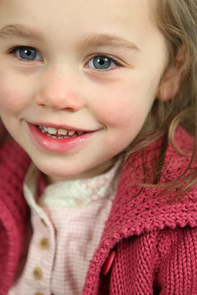 Mała dziewczynka sobie różowy sweter — Zdjęcie stockowe