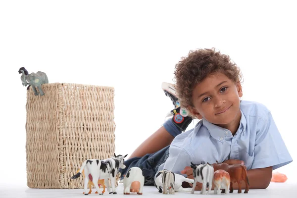Маленький мальчик играет с игрушечными животными — стоковое фото