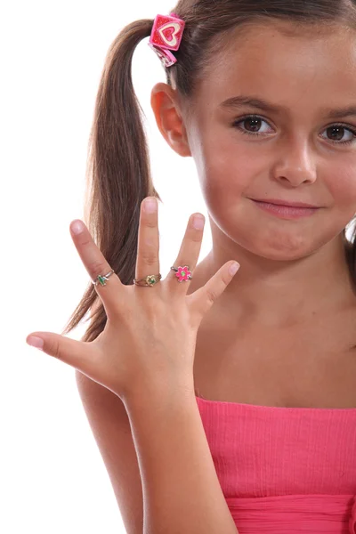 Süßes kleines Mädchen, das die Ringe an ihrer Hand zeigt — Stockfoto