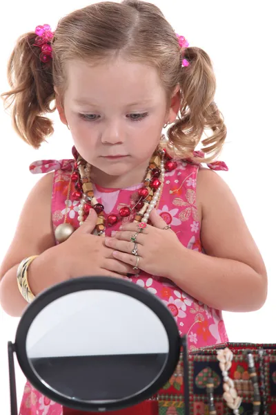 Jong meisje spelen met mama's sieraden — Stockfoto