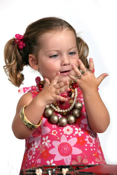 En bedårande liten flicka med massor av smycken. — Stockfoto