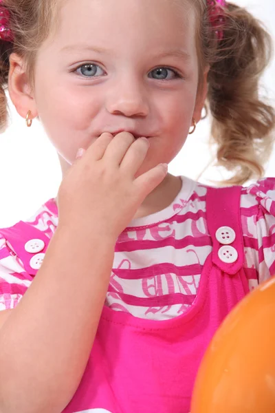 Κορίτσι με δάχτυλα στο στόμα — Φωτογραφία Αρχείου