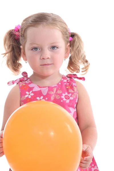Μικρό κορίτσι εκμετάλλευση πορτοκαλί μπαλόνι — Φωτογραφία Αρχείου