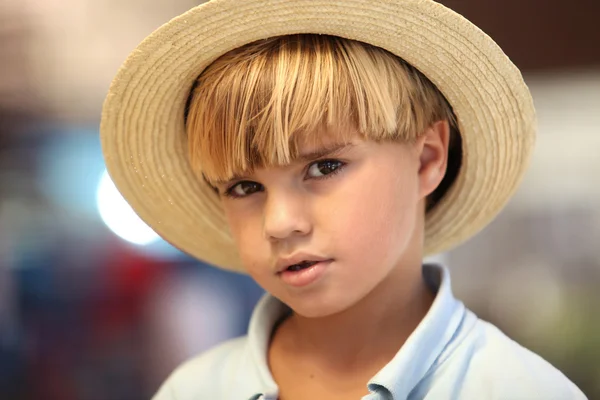 Blonder Junge mit Strohhut — Stockfoto