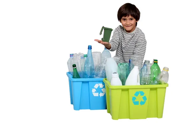 Kleine jongen afval sorteren — Stockfoto