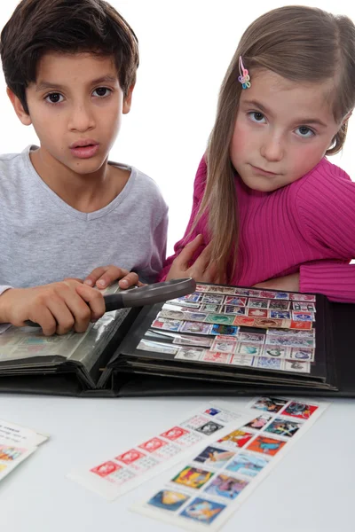 Two young children stamp collecting — Stock Photo, Image