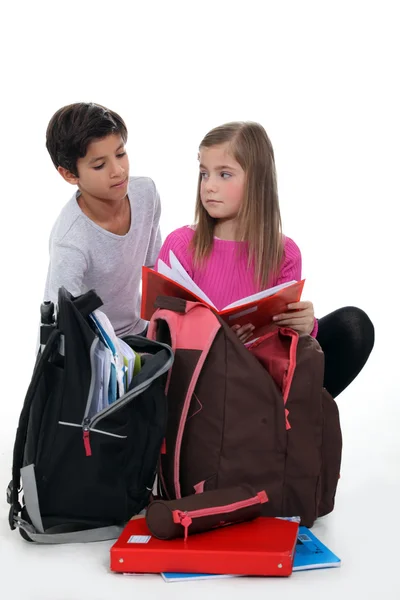 Jongen en meisje doen hun huiswerk na school — Stockfoto
