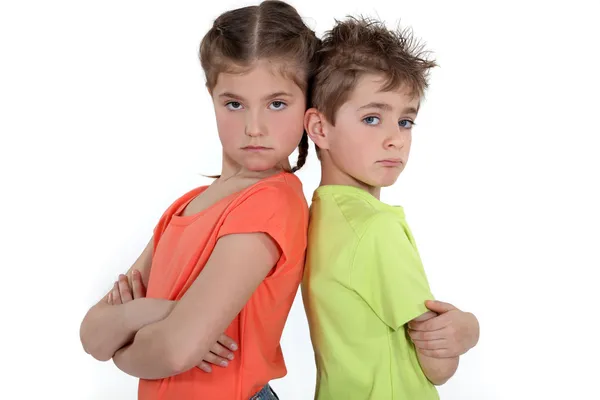 Bambini in piedi con le braccia incrociate — Foto Stock