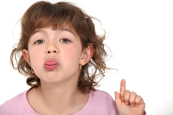 어린 소녀 그녀의 혀를 튀어나와 — 스톡 사진
