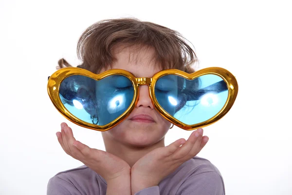 Dziewczynka w kształcie serca okulary — Zdjęcie stockowe