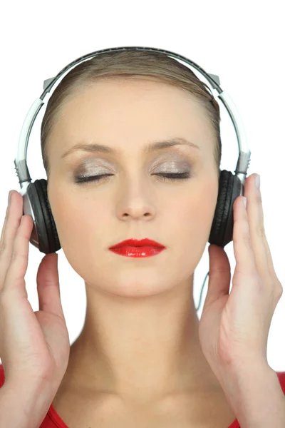 Junge Frau hört Musik — Stockfoto