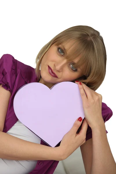 Kvinna som håller i hjärtformad låda — Stockfoto