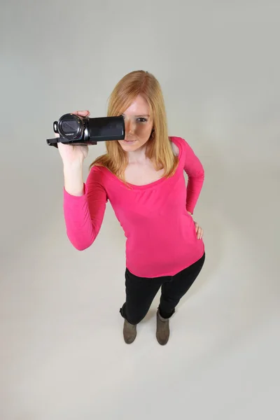 Młoda kobieta trzymając kamerę wideo — Zdjęcie stockowe