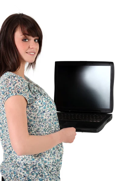 Молода жінка тримає ноутбук з порожнім екраном — стокове фото