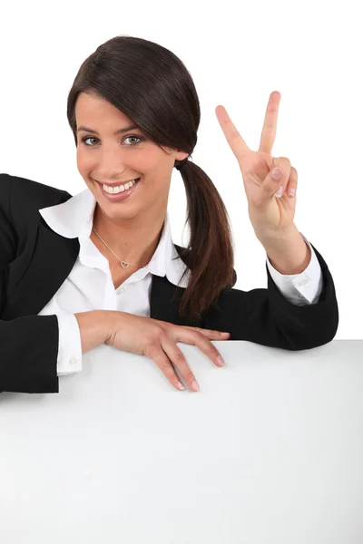 Retrato de una mujer de negocios haciendo V-sign —  Fotos de Stock