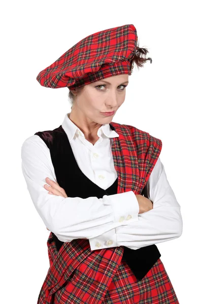 不满意的女人双臂交叉，穿苏格兰的衣服 — 图库照片