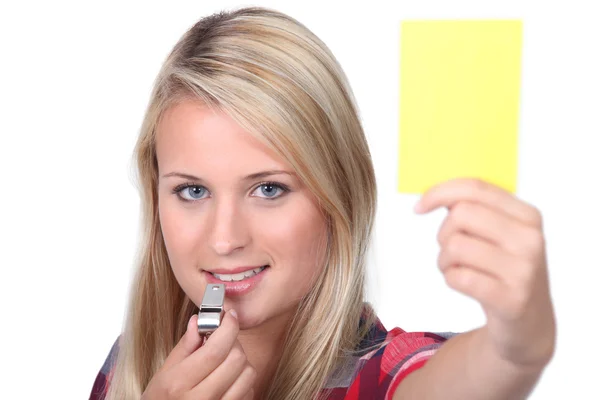 Muchacha mostrando la tarjeta amarilla — Foto de Stock