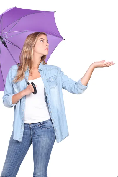 Femme vérifiant la pluie — Photo