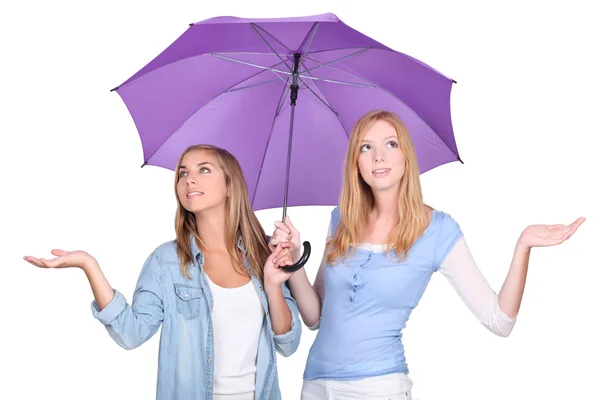 Meninas com guarda-chuva roxo — Fotografia de Stock