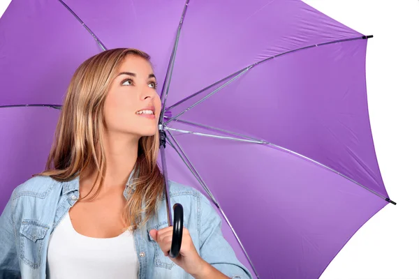 Blonde Frau mit lila Regenschirm offen — Stockfoto