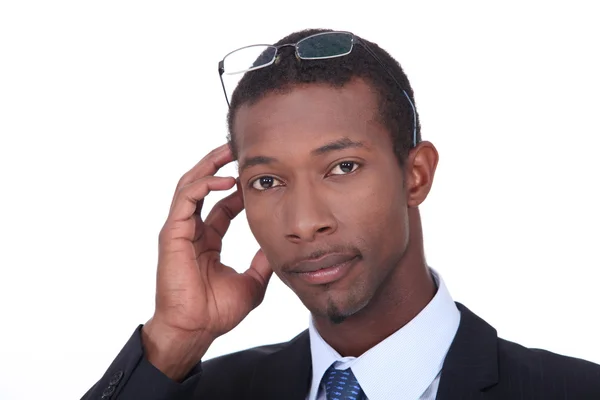 Uomo d'affari nero con gli occhiali in testa — Foto Stock