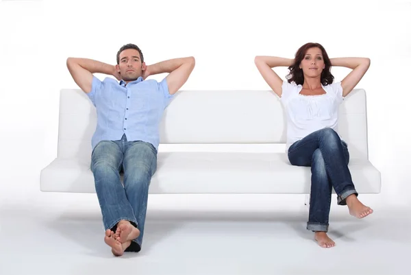 Paret sitter på vit soffa — Stockfoto