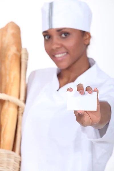 Mulher padaria trabalhador com cartão de visita — Fotografia de Stock