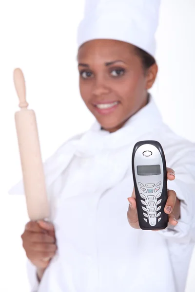 Chef feminino segurando um telefone — Fotografia de Stock