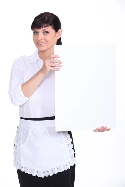 Cameriera regge un cartello in bianco — Foto Stock