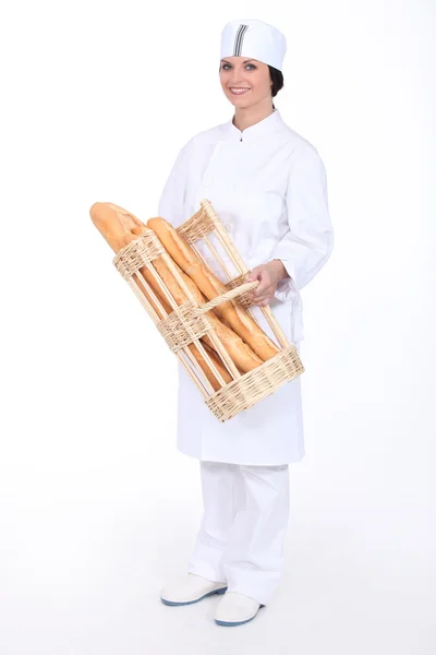 女性贝克与法式长棍面包 — 图库照片