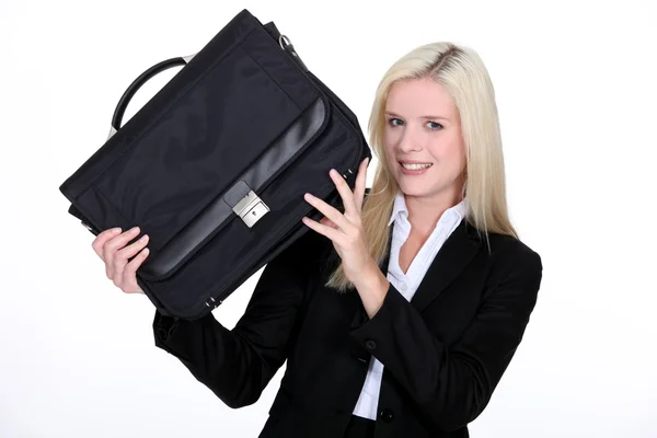 Mujer de negocios sosteniendo un maletín —  Fotos de Stock