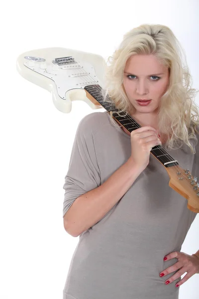 Zpěvačkou pózuje s elektrická kytara — Stock fotografie