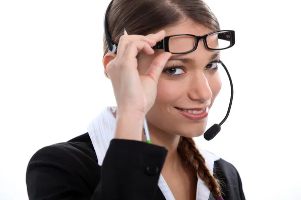 Brünette Callcenter-Mitarbeiterin mit Brille — Stockfoto