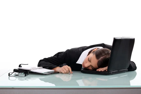 Vrouw in slaap op haar Bureau — Stockfoto