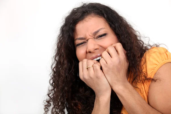 Mujer nerviosa mordiendo uñas — Foto de Stock