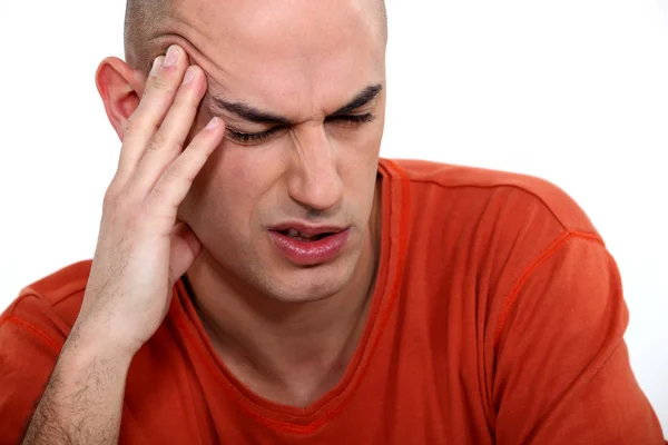 Un hombre con dolor de cabeza —  Fotos de Stock