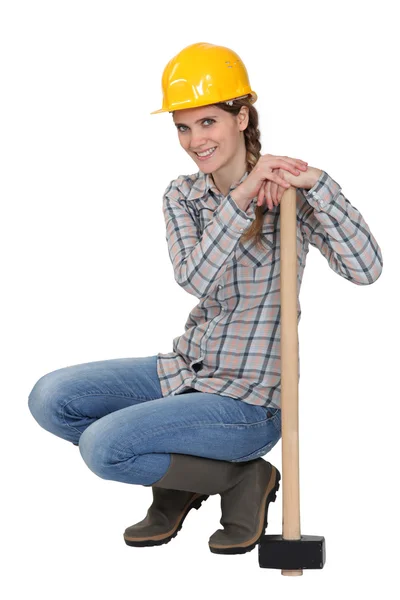 Craftswoman holding a huge hammer — Stock Photo, Image