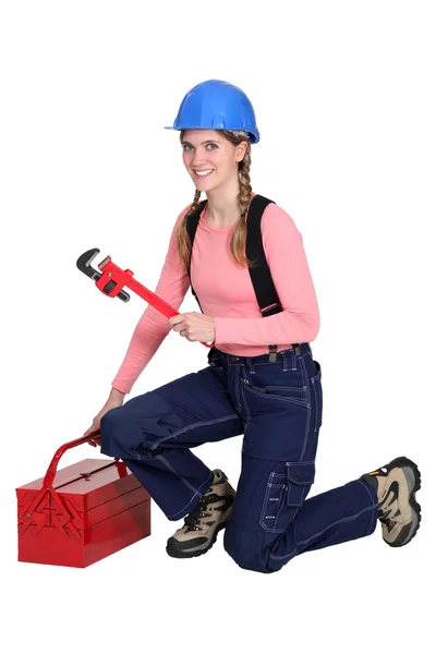 Kvinnliga rörmokare och hennes utrustning — Stockfoto