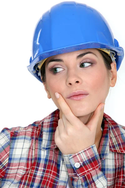 Nadenkend vrouwelijke builder — Stockfoto