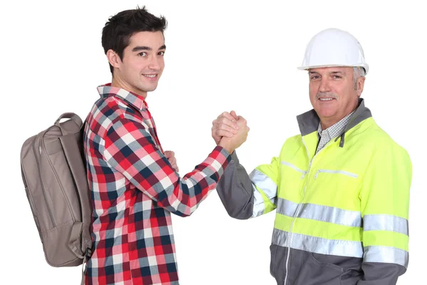 Mannen schudden elkaar de hand — Stockfoto