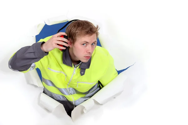 Muž na sobě reflexní vesta a ochrana sluchu — Stock fotografie