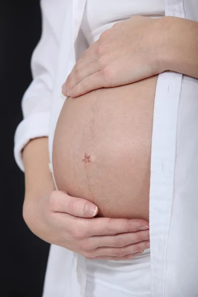 お腹を愛撫する妊婦さん — ストック写真