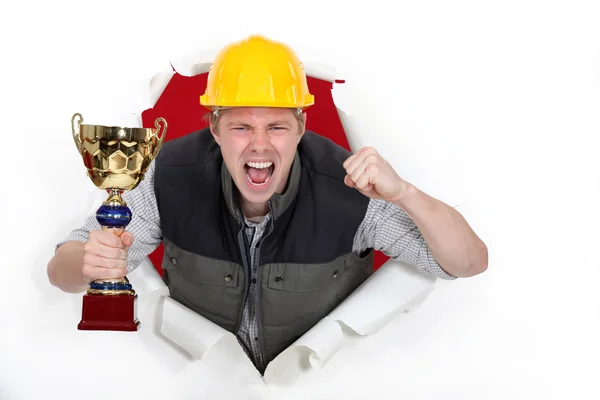 Orgulloso constructor sosteniendo trofeo — Foto de Stock