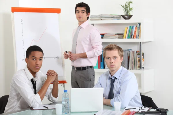 Jóvenes empresarios en una reunión — Foto de Stock