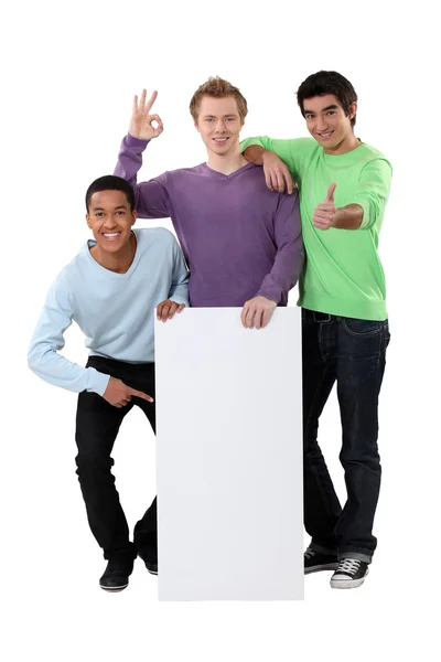 Τρεις φοιτητές, παρουσιάζοντας μια αφίσα. — Φωτογραφία Αρχείου