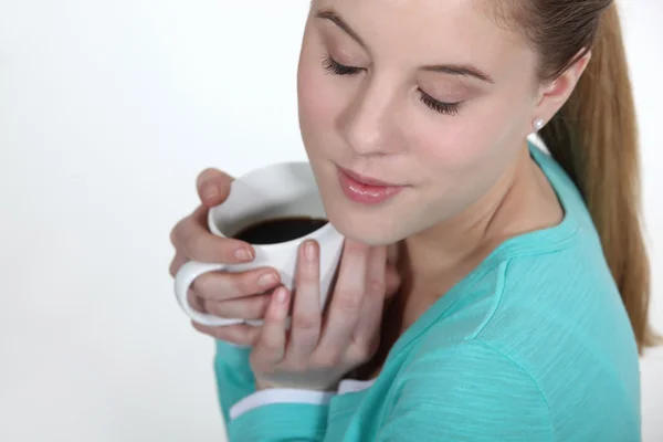 Жінка зігрівається чашкою кави — стокове фото