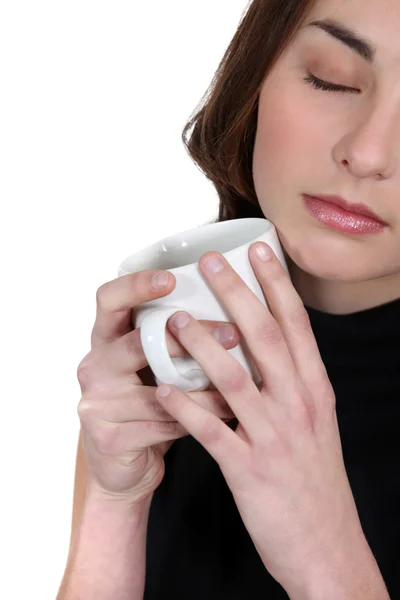 Vrouw met koffie mok onder ogen zien — Stockfoto